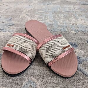 Havaianas Pink Slide Sandals with Chevron Strap and Metallic Trim